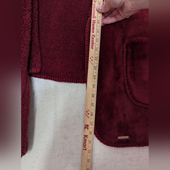 Ezrallora Ultra Soft Sherpa-Lined Cape Shawl with Pockets - Burgundy/Maroon - Picture 11 of 13
